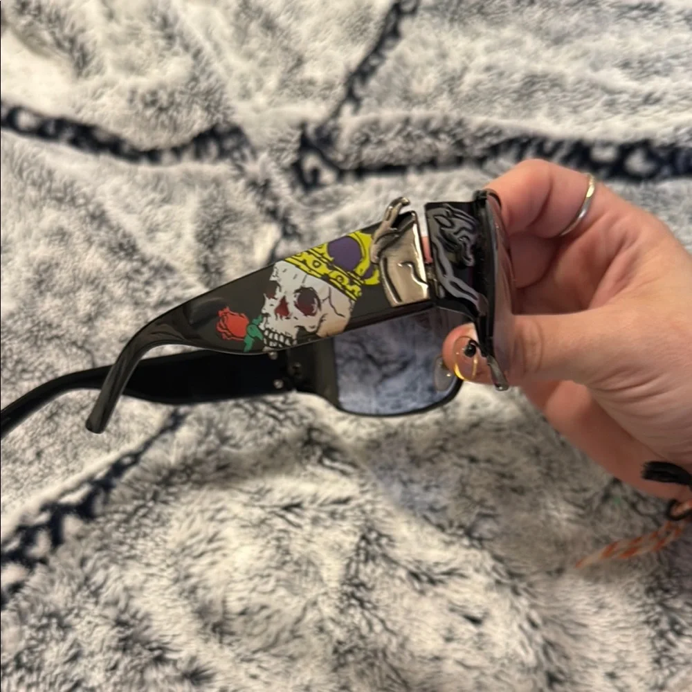Stylish Black and Sliver Sunglasses Ed Hardy brand skulls on side with 🌹 roses - Picture 2 of 8